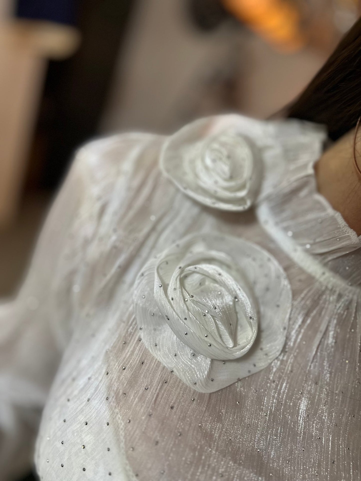 ROSA fehér köves virágos elegáns felső - BELADY