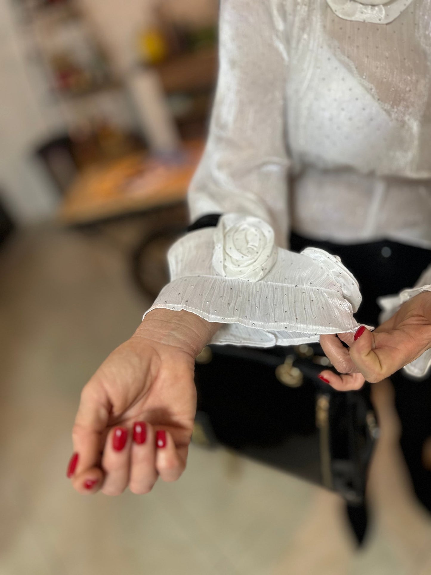 ROSA fehér köves virágos elegáns felső - BELADY