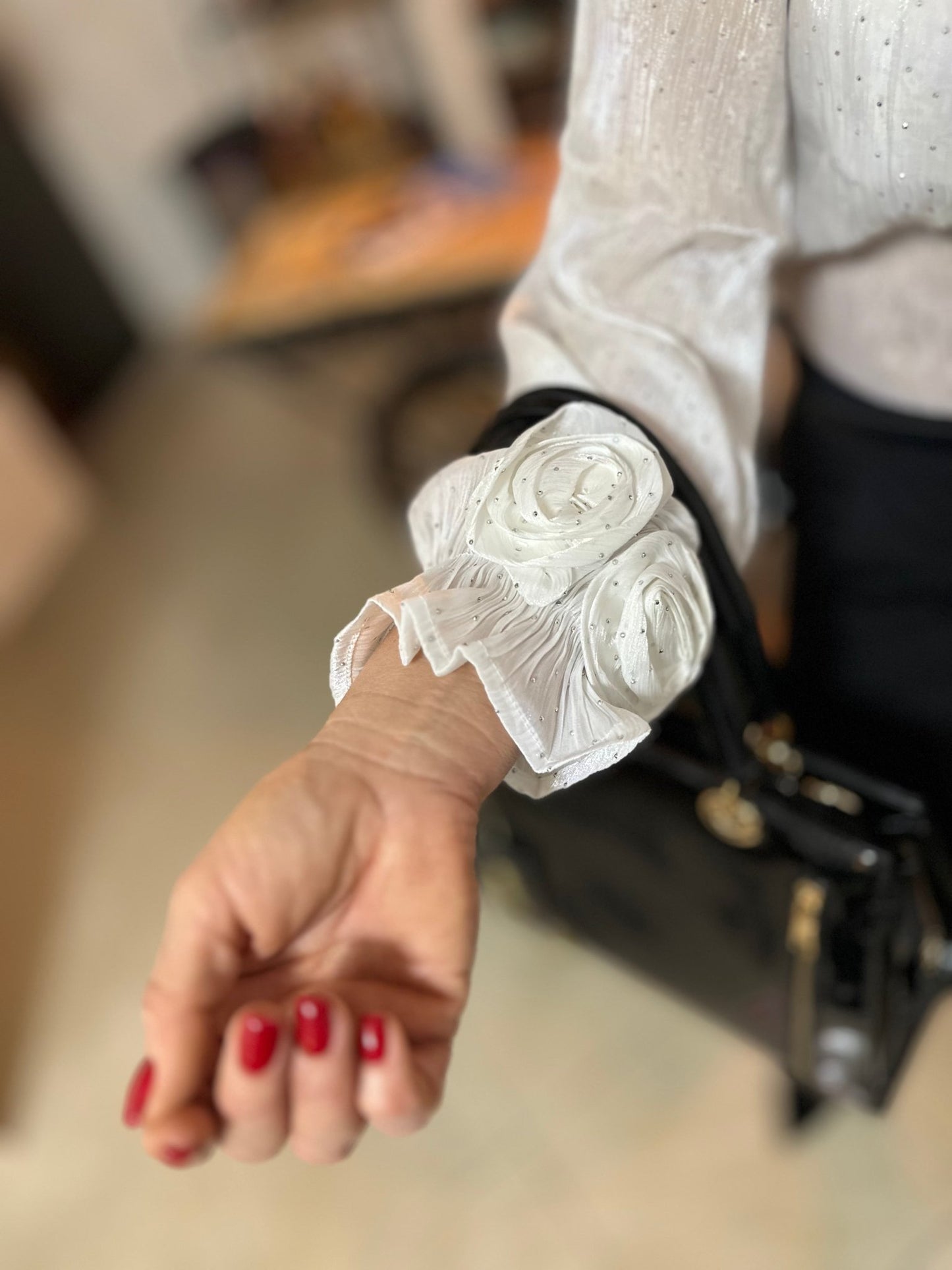 ROSA fehér köves virágos elegáns felső - BELADY