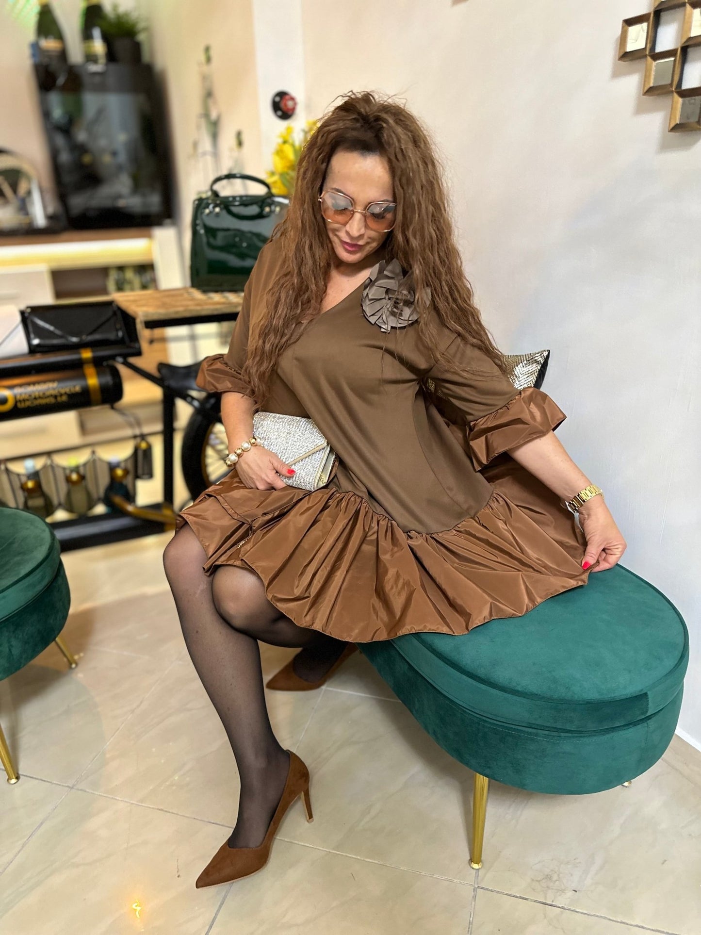 SAMANTHA barna elegáns rövid ruha - BELADY