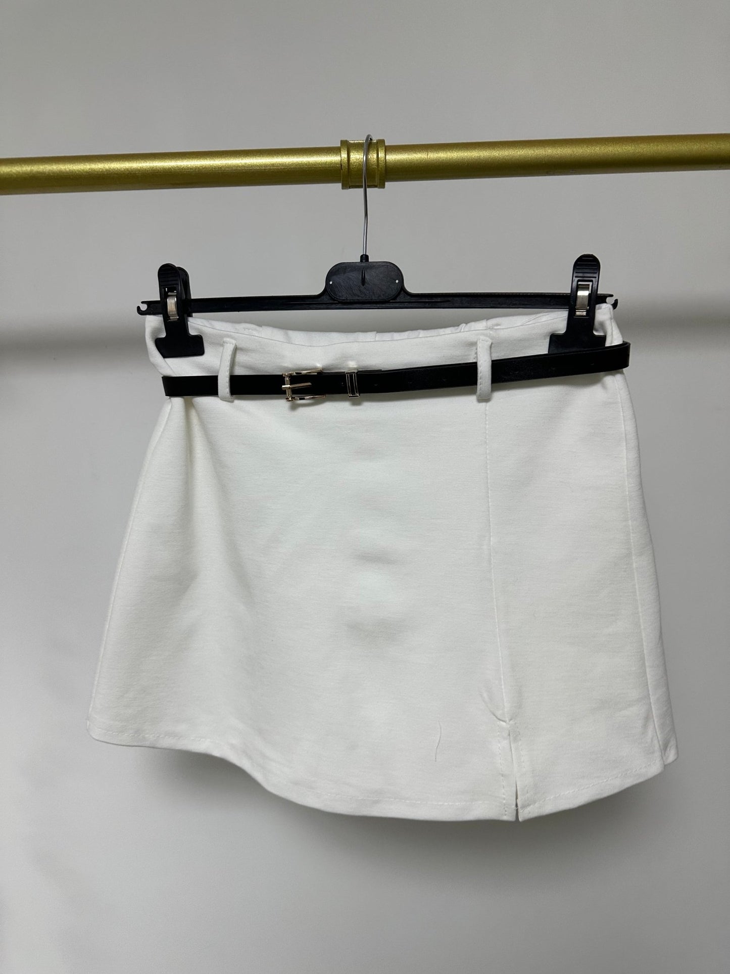 ANI fehér mini szoknya nadrág övvel - BELADY