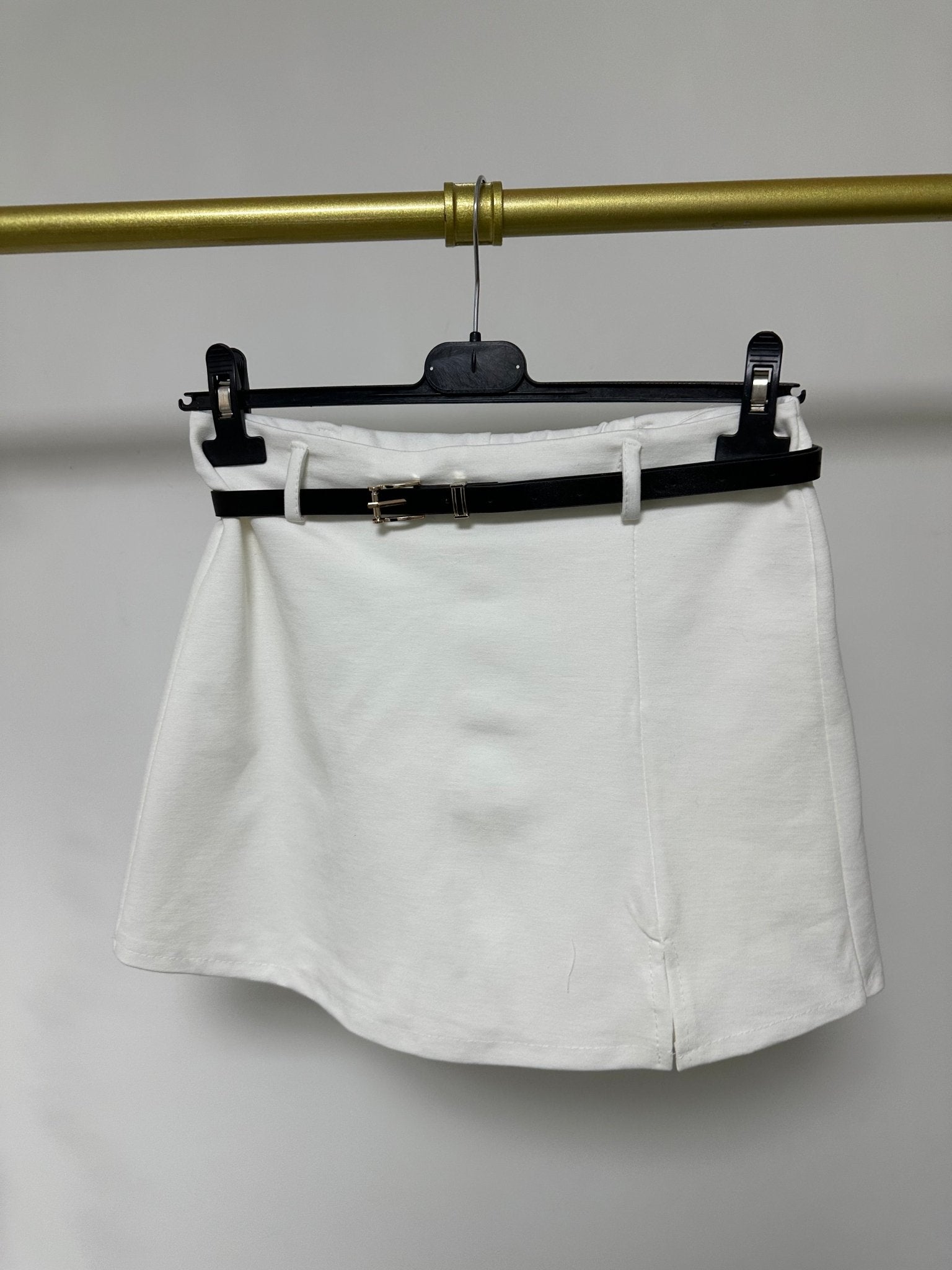 ANI fehér mini szoknya nadrág övvel - BELADY