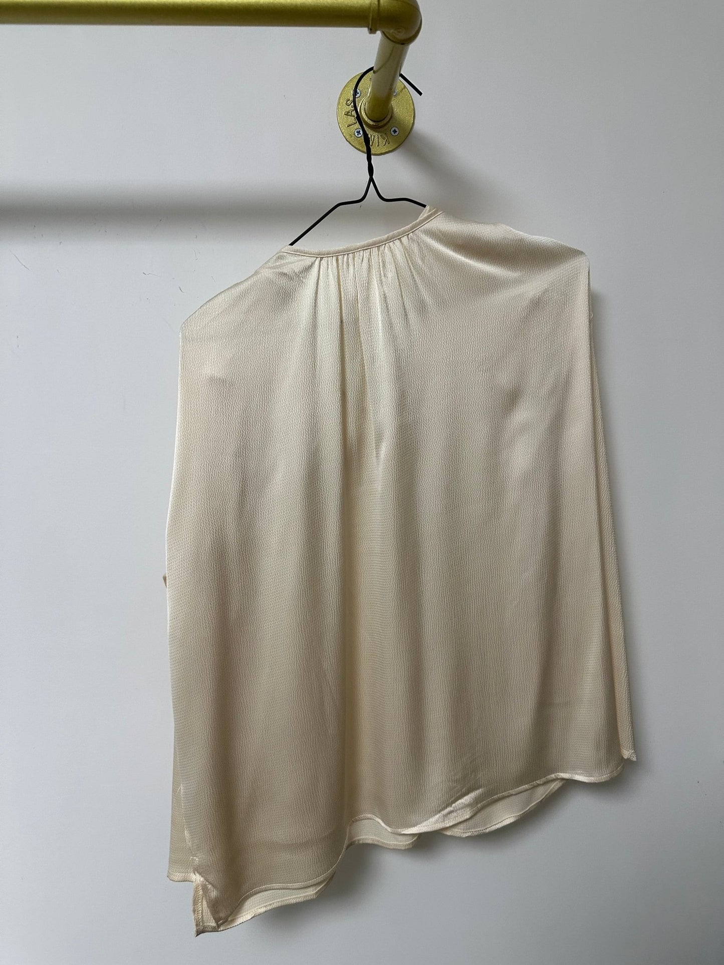 ANNA bézs felső rózsa kitűzővel - BELADY