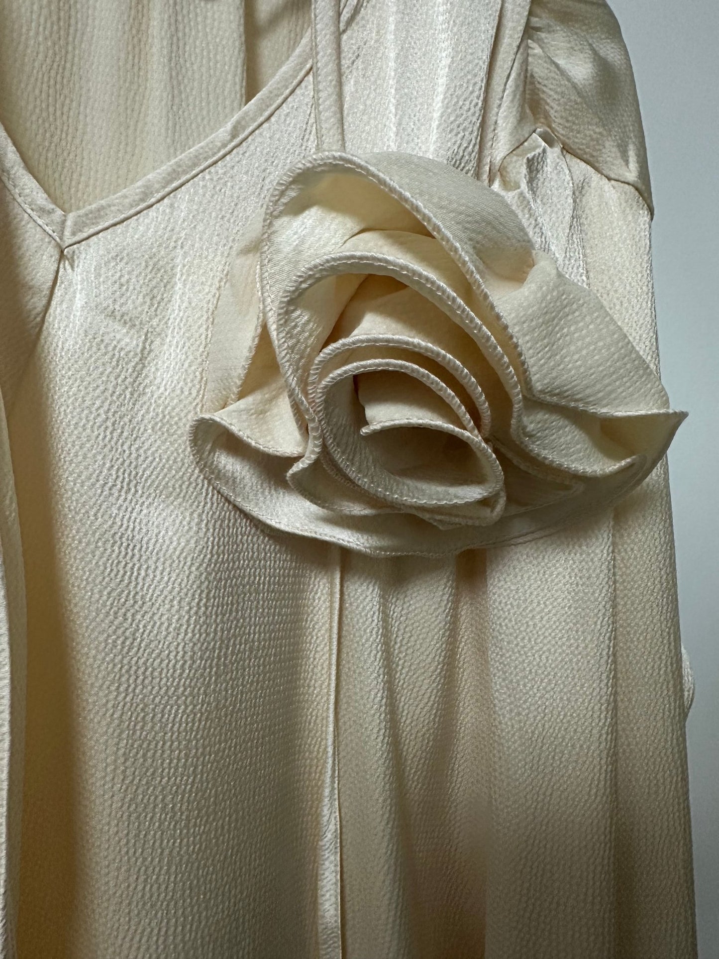 ANNA bézs felső rózsa kitűzővel - BELADY