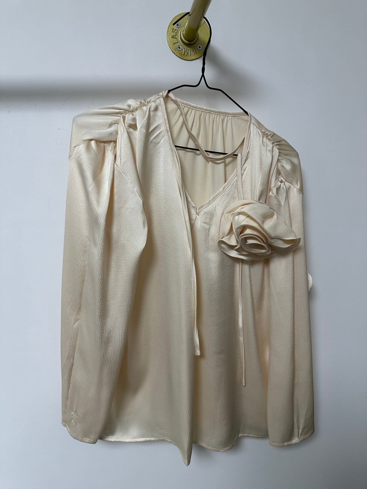 ANNA bézs felső rózsa kitűzővel - BELADY