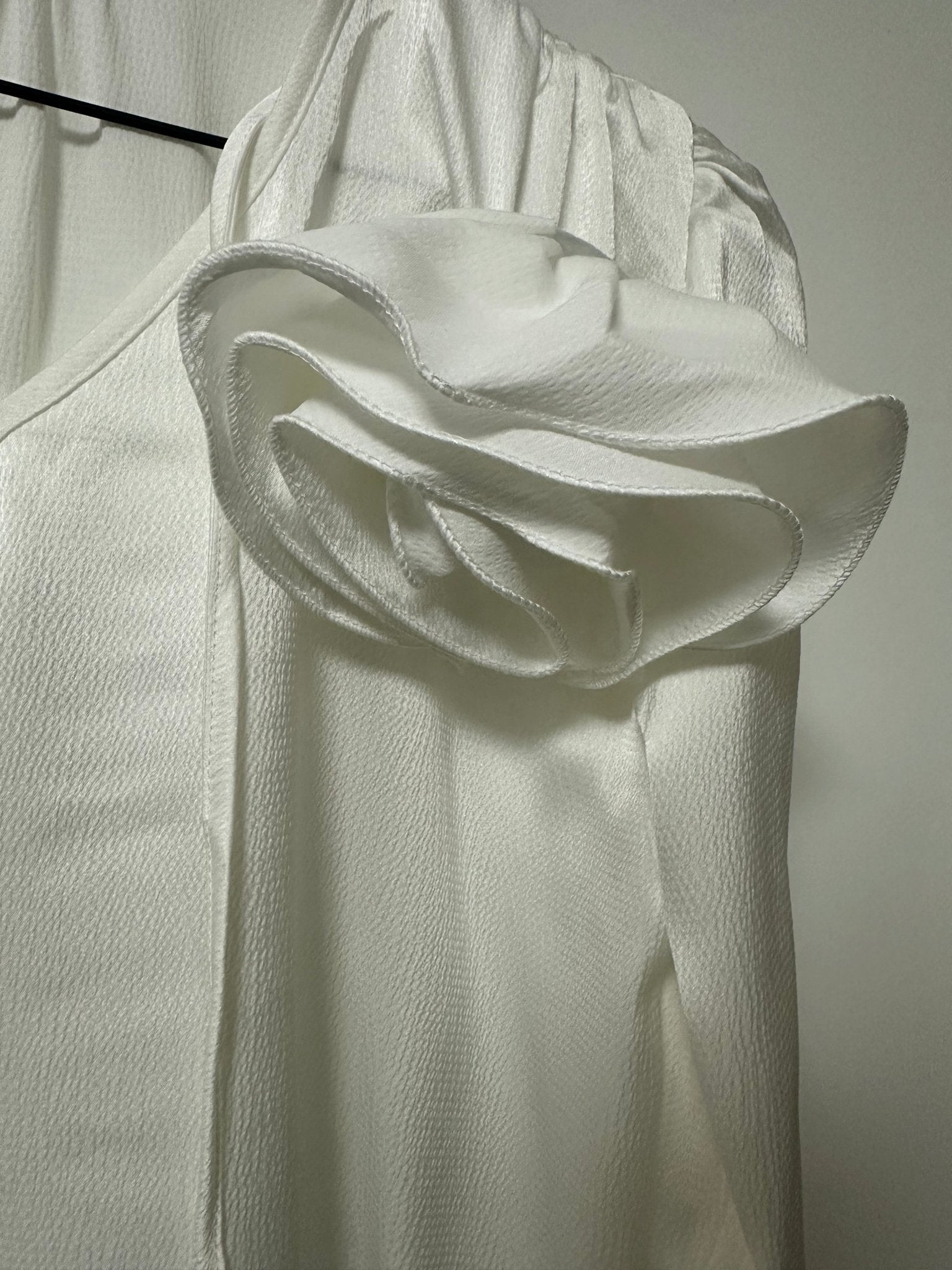 ANNA fehér felső rózsa kitűzővel - BELADY