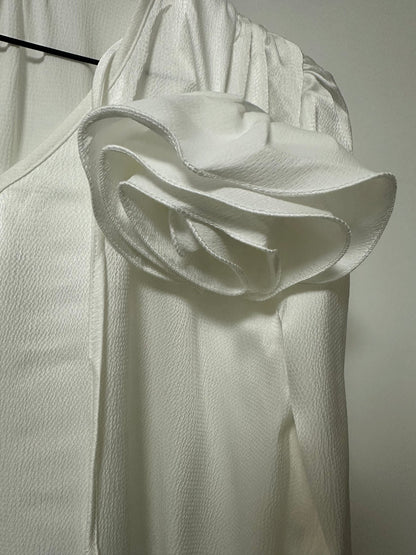 ANNA fehér felső rózsa kitűzővel - BELADY