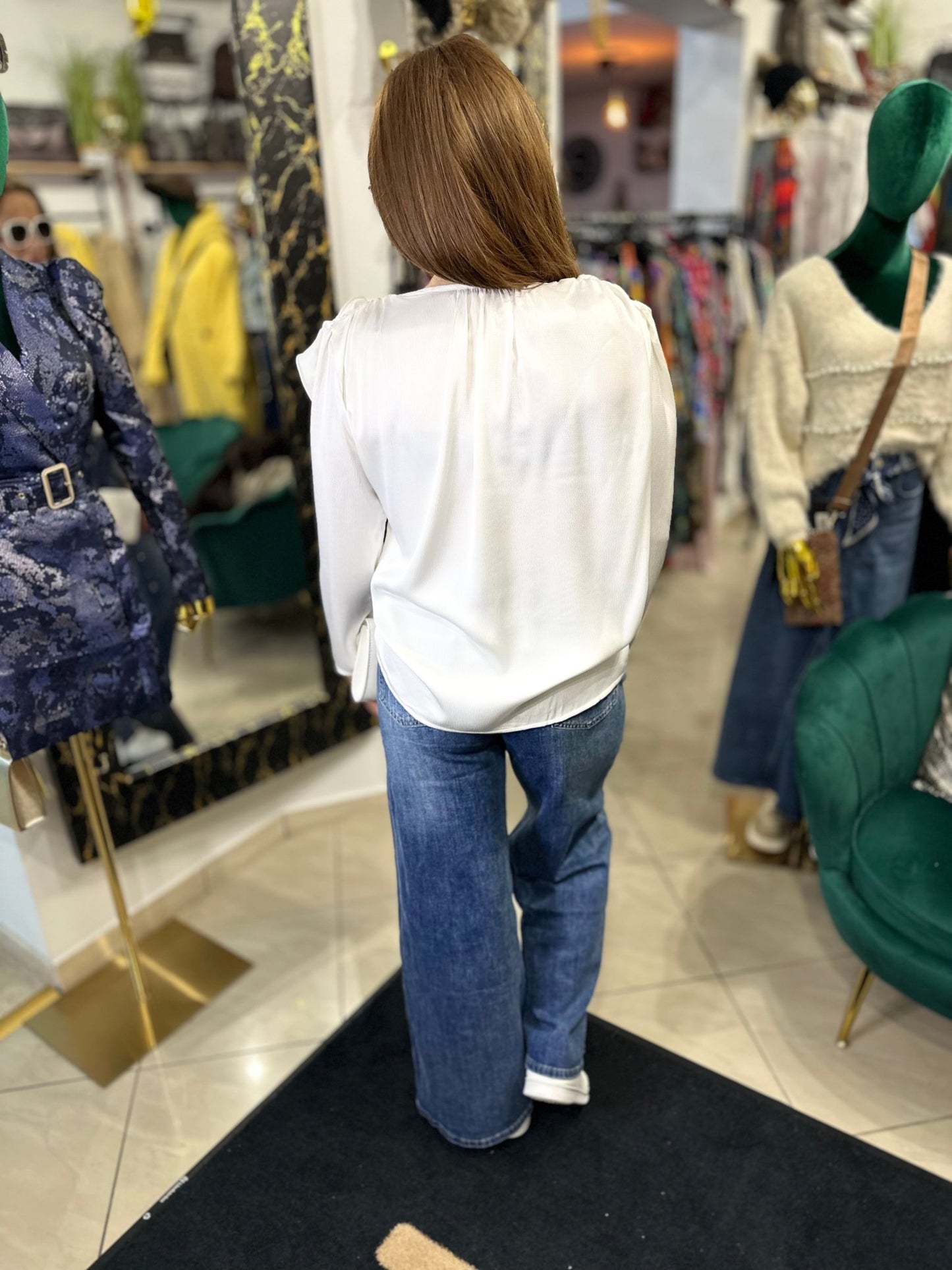 ANNA fehér felső rózsa kitűzővel - BELADY