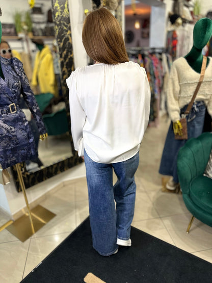 ANNA fehér felső rózsa kitűzővel - BELADY