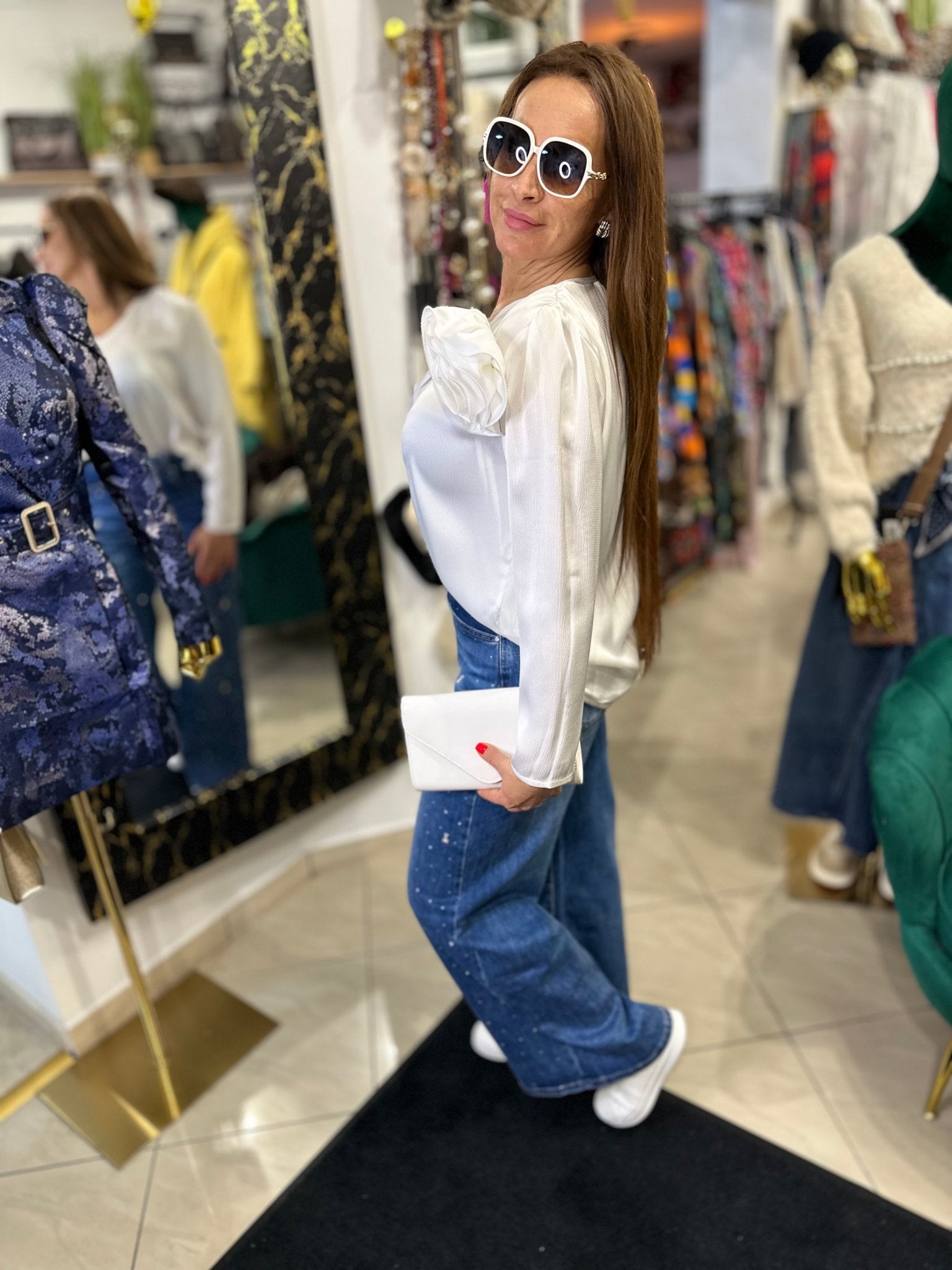 ANNA fehér felső rózsa kitűzővel - BELADY