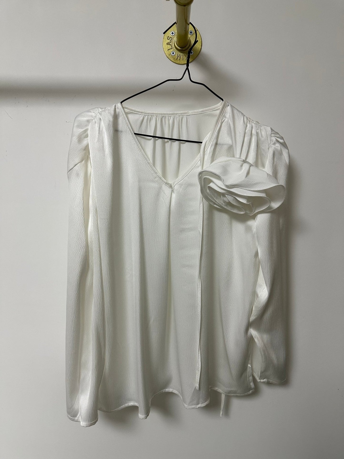 ANNA fehér felső rózsa kitűzővel - BELADY