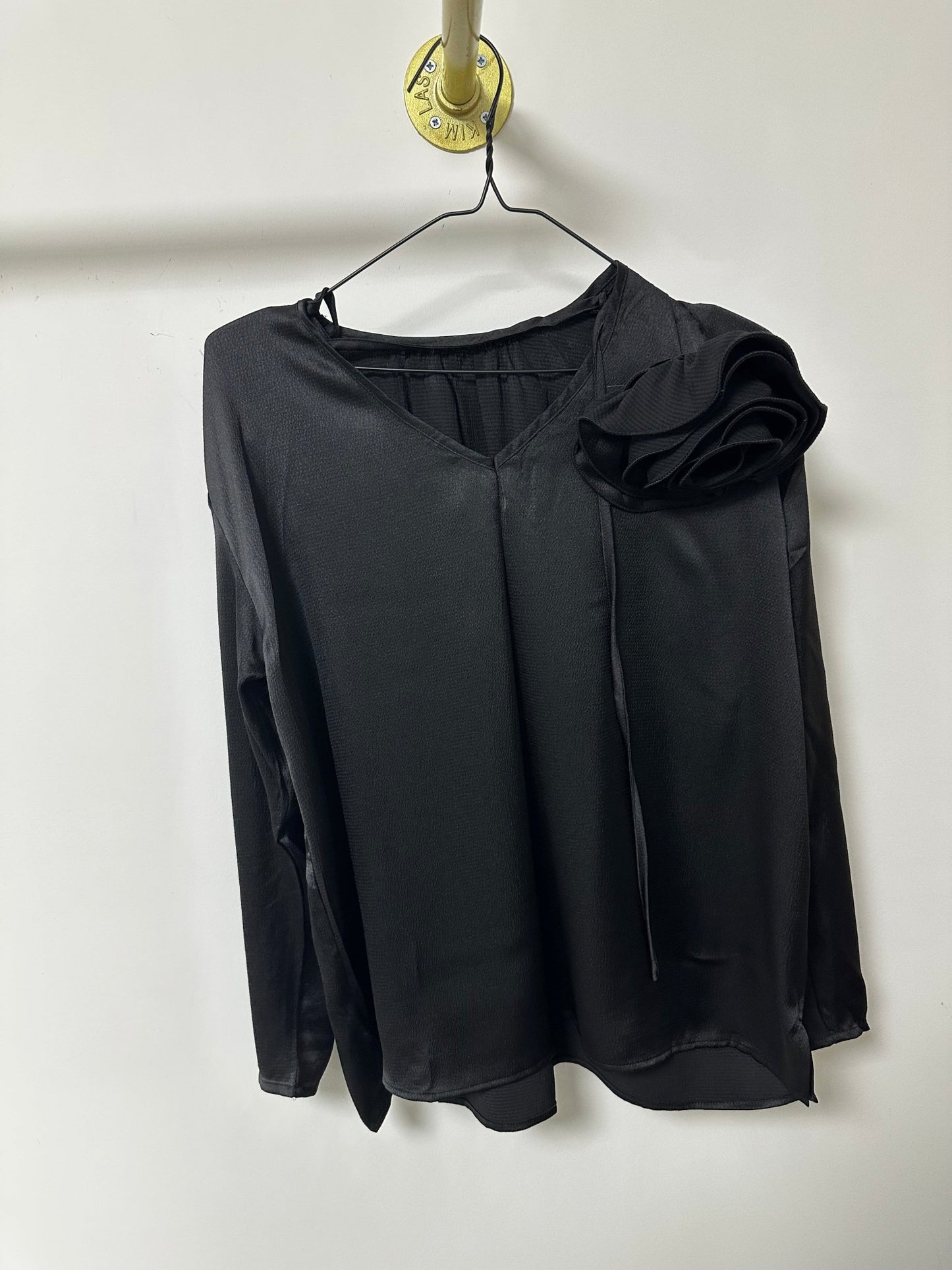 ANNA fekete felső rózsa kitűzővel - BELADY