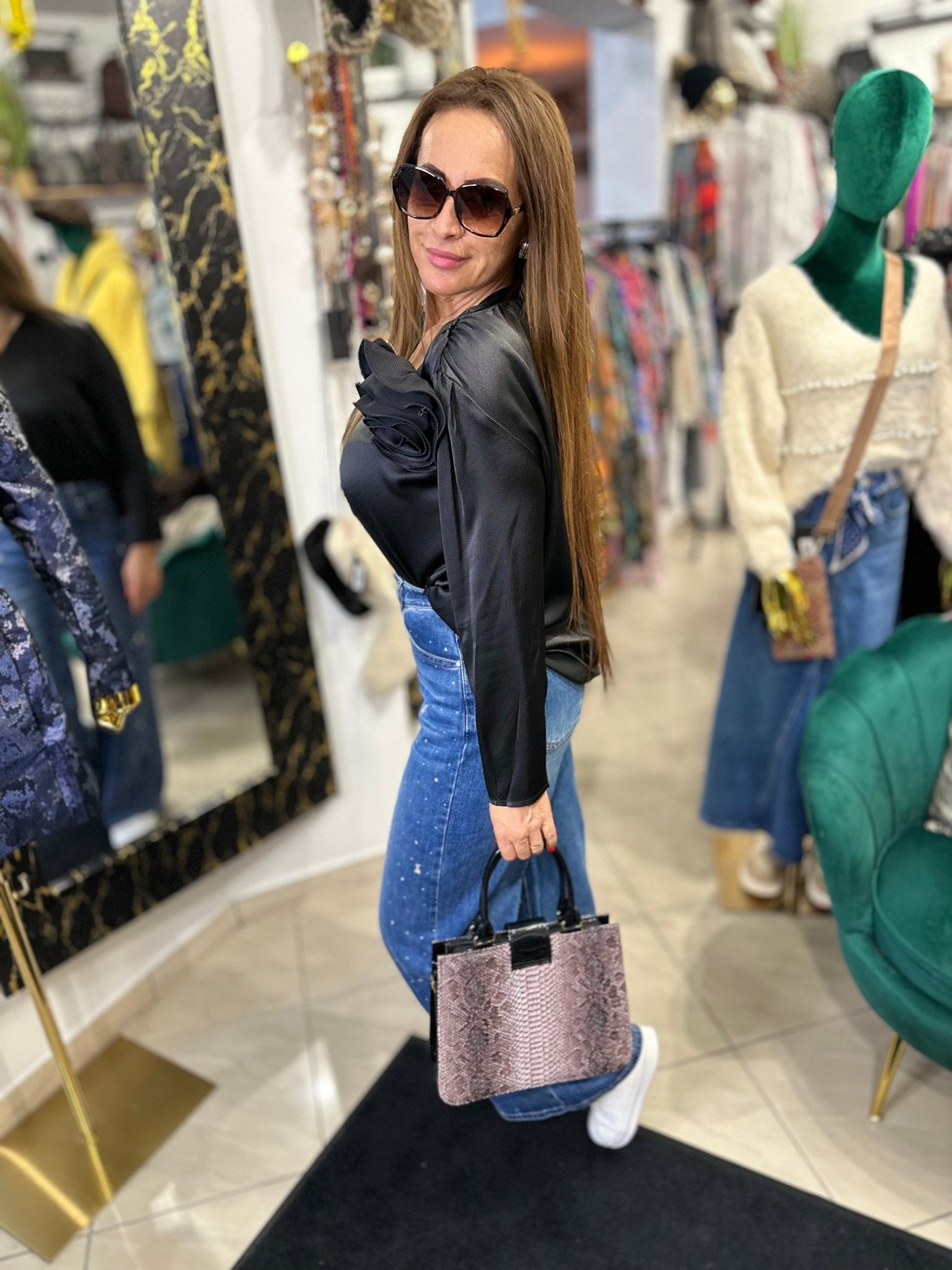 ANNA fekete felső rózsa kitűzővel - BELADY