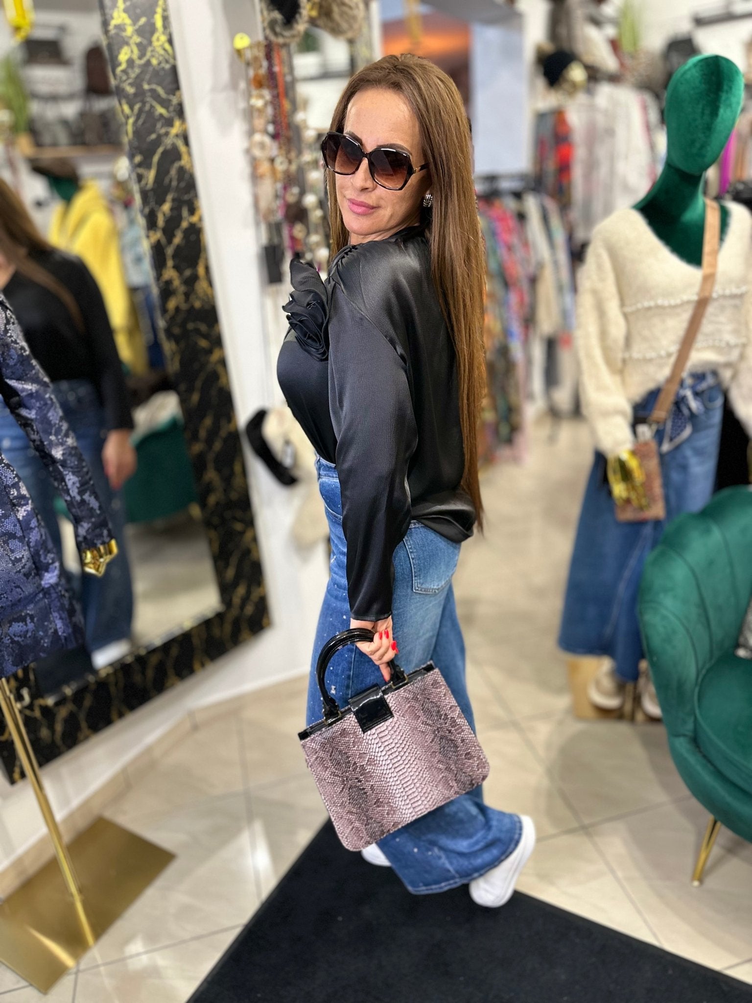 ANNA fekete felső rózsa kitűzővel - BELADY