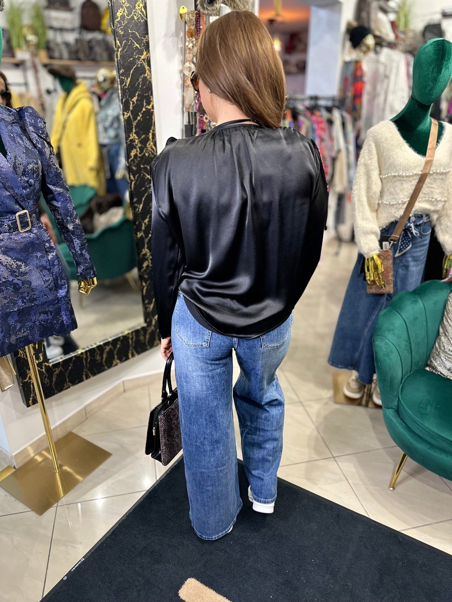 ANNA fekete felső rózsa kitűzővel - BELADY