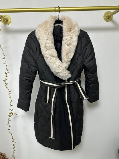 KINGA fekete szőrmés bélelt hosszú kabát - BELADY