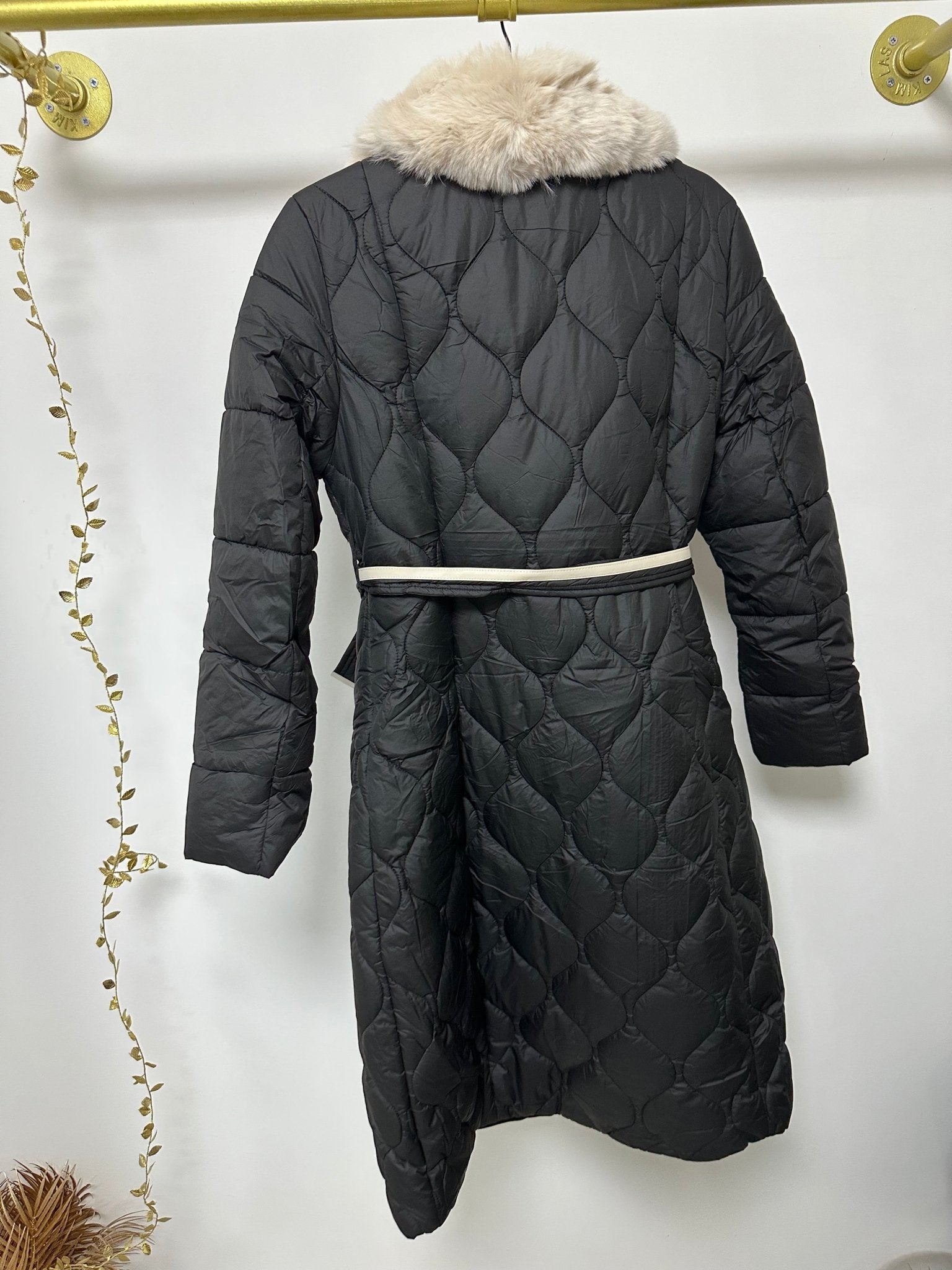 KINGA fekete szőrmés bélelt hosszú kabát - BELADY