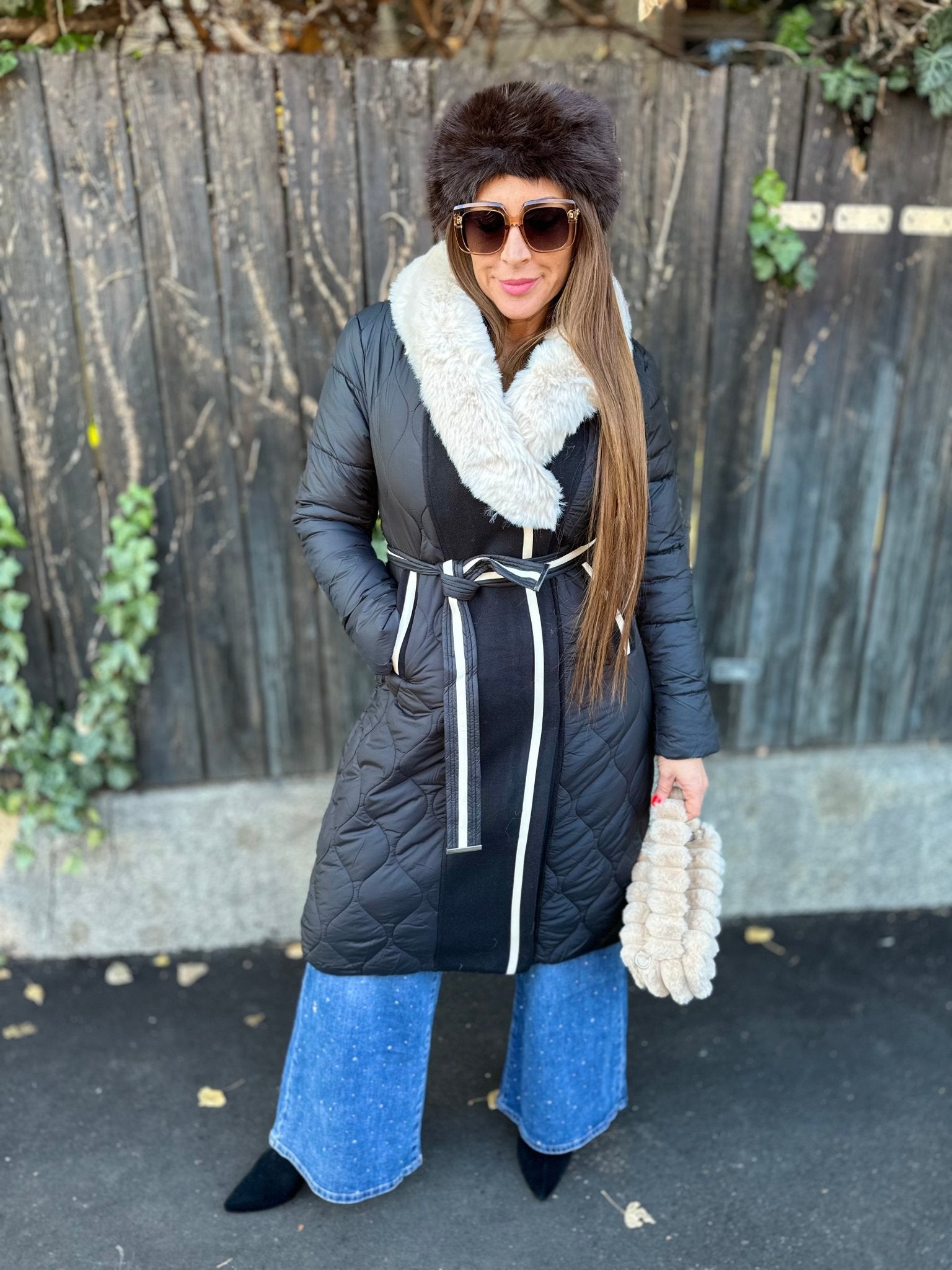 KINGA fekete szőrmés bélelt hosszú kabát - BELADY