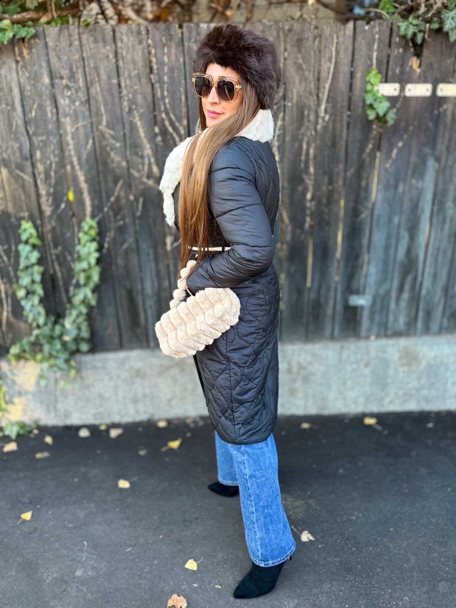 KINGA fekete szőrmés bélelt hosszú kabát - BELADY