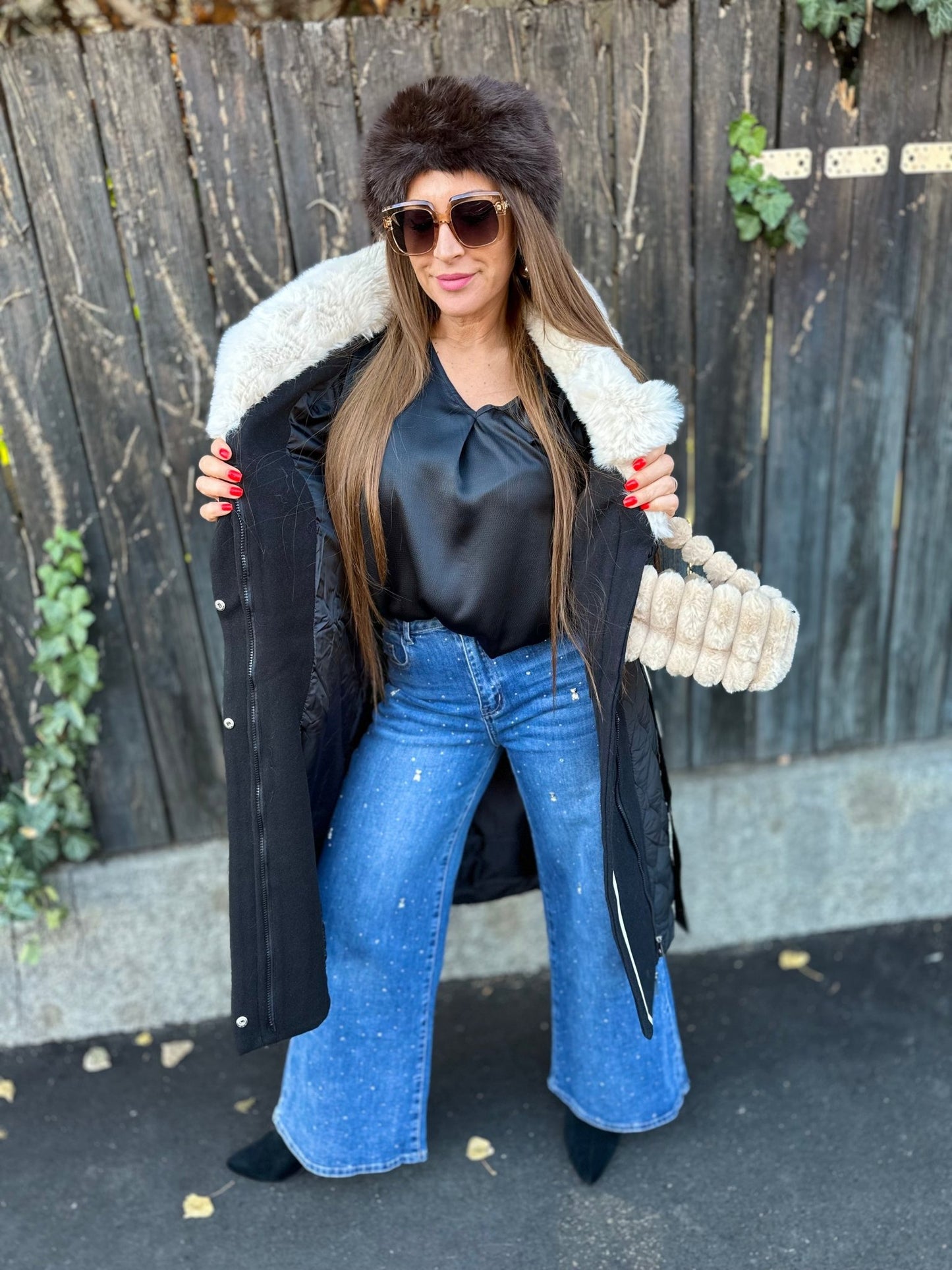 KINGA fekete szőrmés bélelt hosszú kabát - BELADY