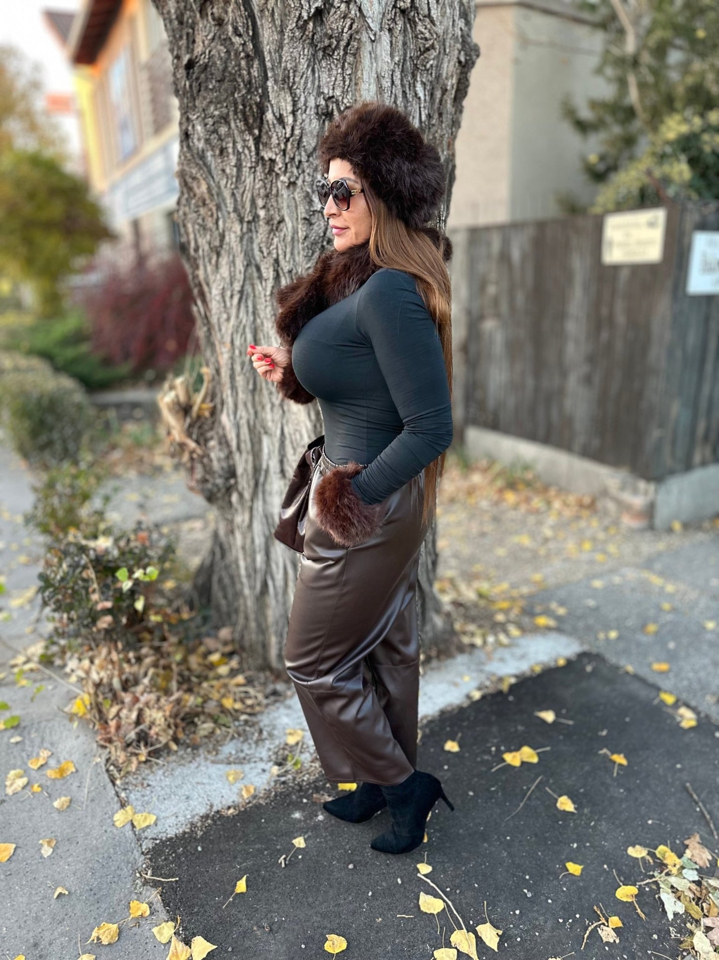 KIRA bõ fazonú baggy barna műbőr nadrág - BELADY