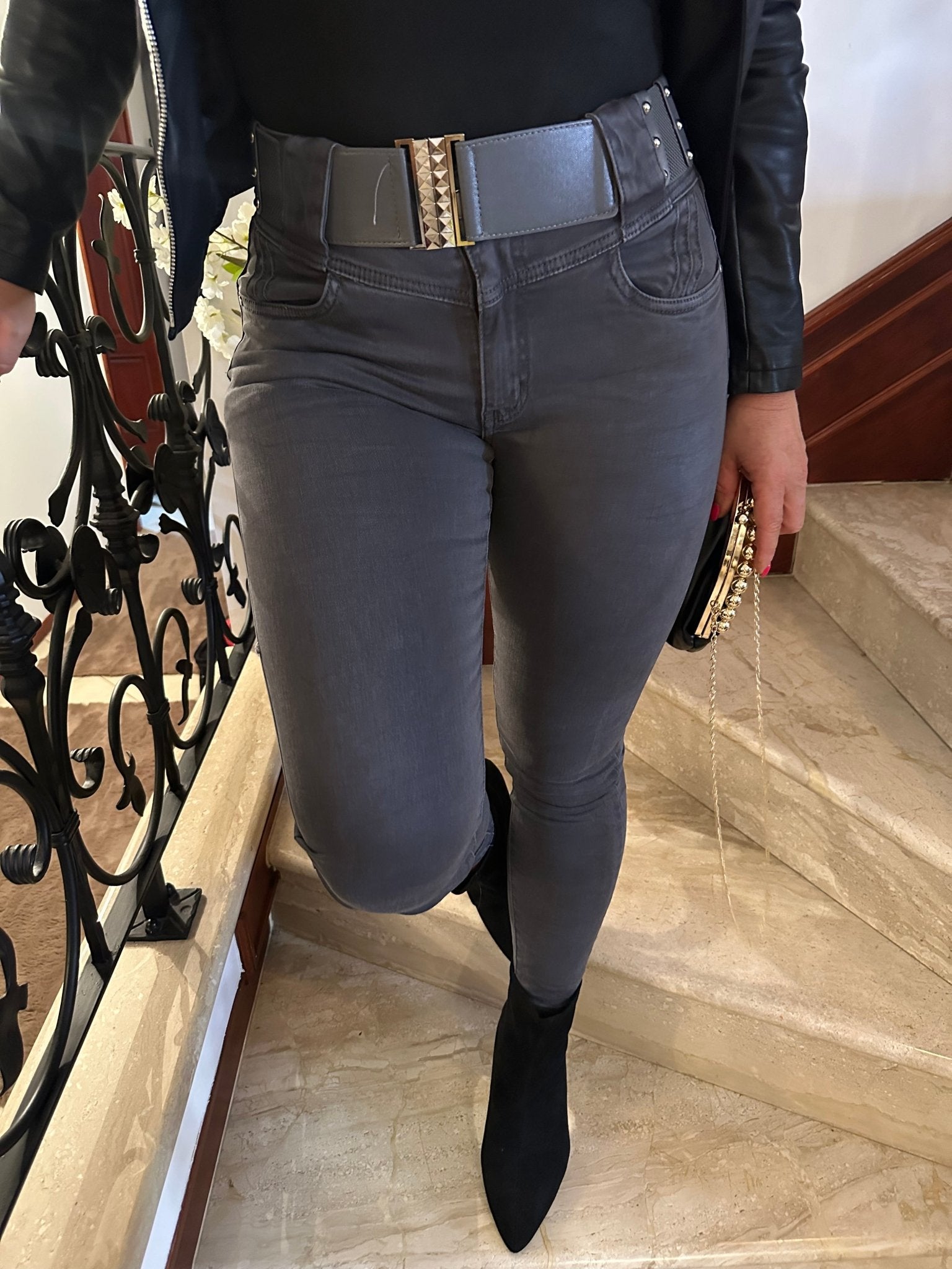 LARISSA sötét szürke skinny elasztikus farmer nadrág övvel - BELADY