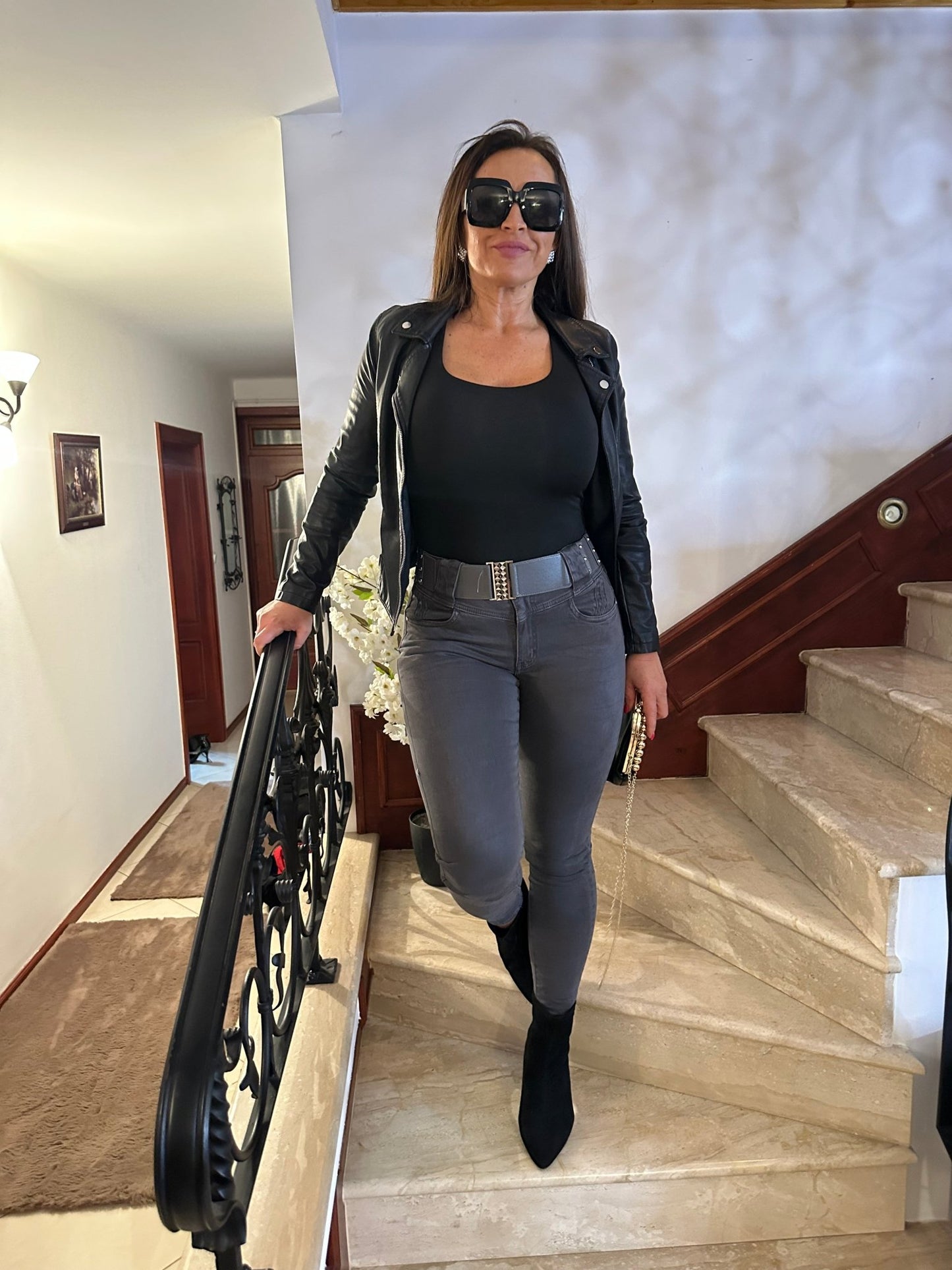 LARISSA sötét szürke skinny elasztikus farmer nadrág övvel - BELADY