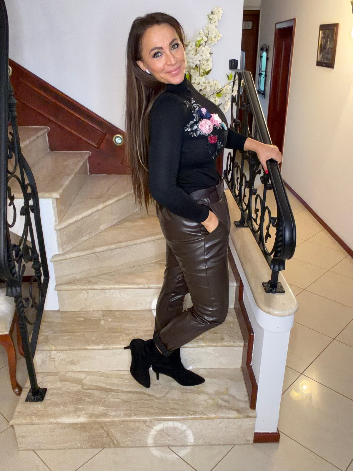 VERONIKA fekete hosszú ujjú garbó felső virág hímzéssel - BELADY