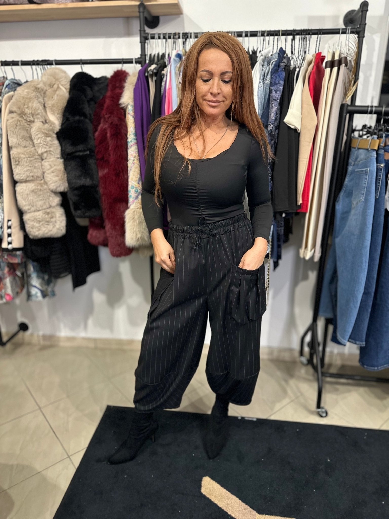 YSABELLE bõ fazonú baggy fekete csíkos nadrág - BELADY