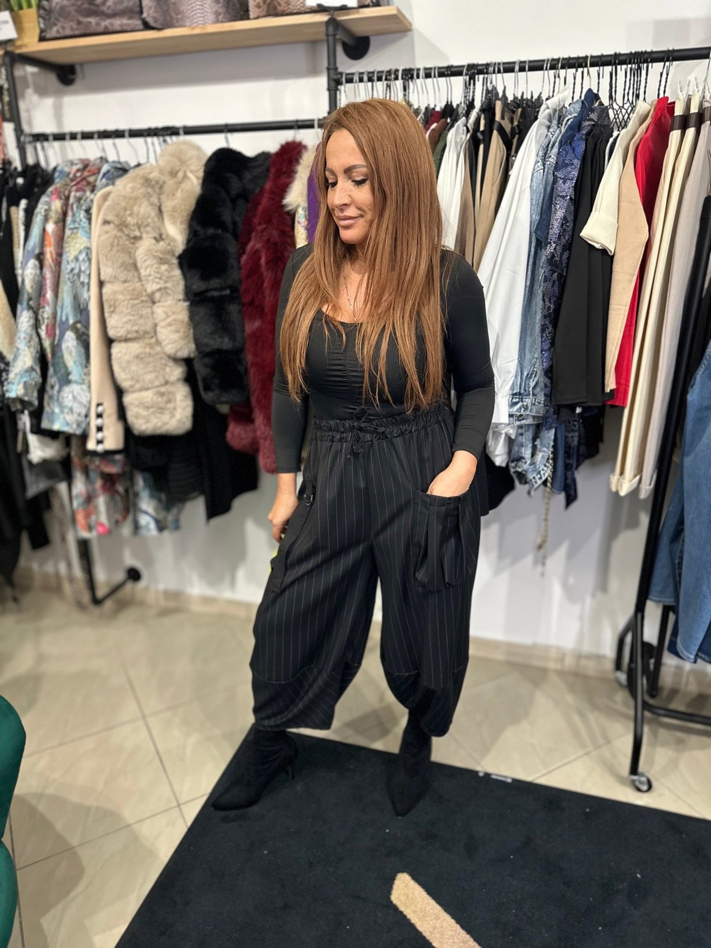 YSABELLE bõ fazonú baggy fekete csíkos nadrág - BELADY